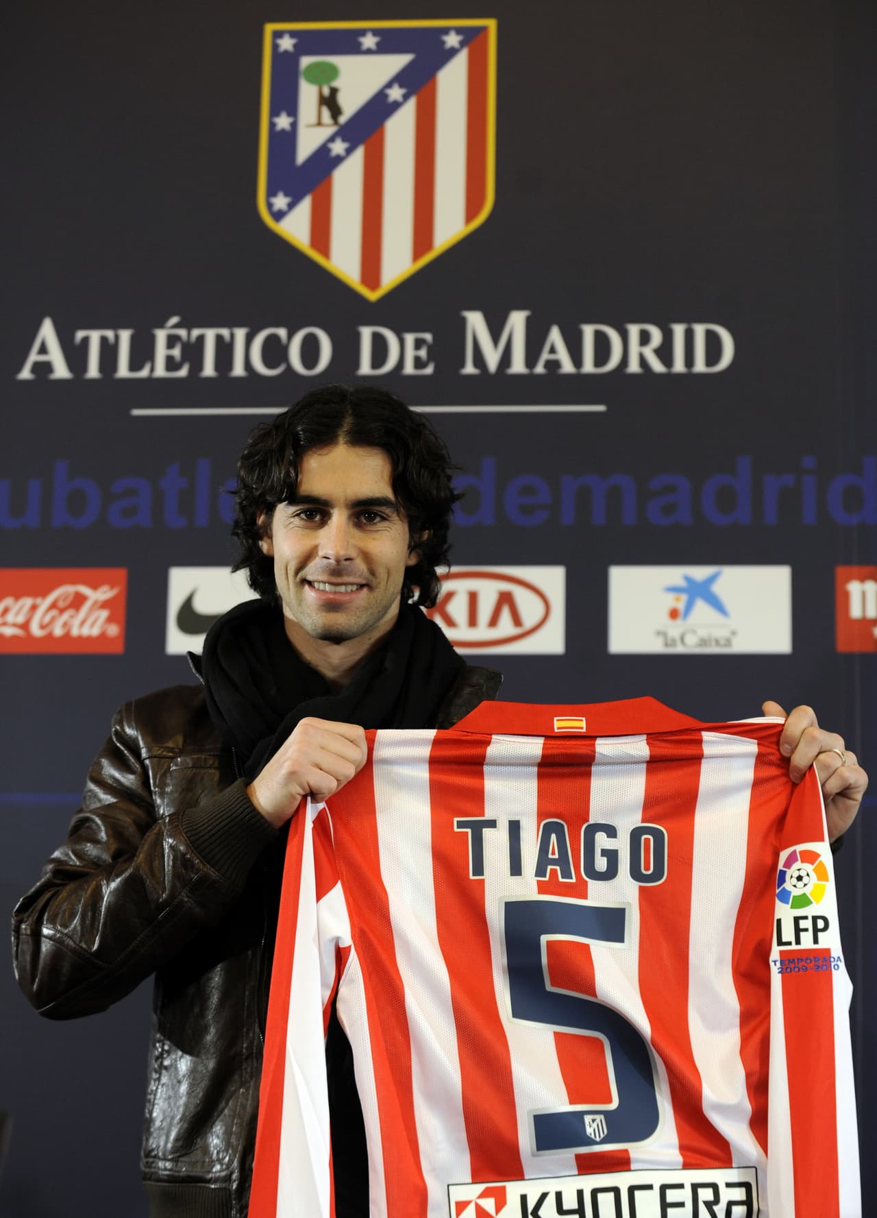 El centrocampista portugués ha logrado ganarse el cariño y respeto de la afición colchonera gracias a su entrega en el mediocampo y ya tiene 16 goles con la playera rojiblanca en 162 partidos donde ha ganado una Liga y una Copa del Rey bajo las órdenes del Cholo Simeone.