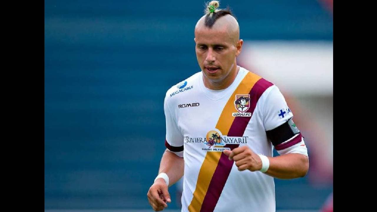 El mexicano más recordado por Boca Juniors, vistió los colores de Tecos, Morelia, Pachuca, Guadalajara, Chiapas, Querétaro, San Luis, Chivas USA y Nayarit.