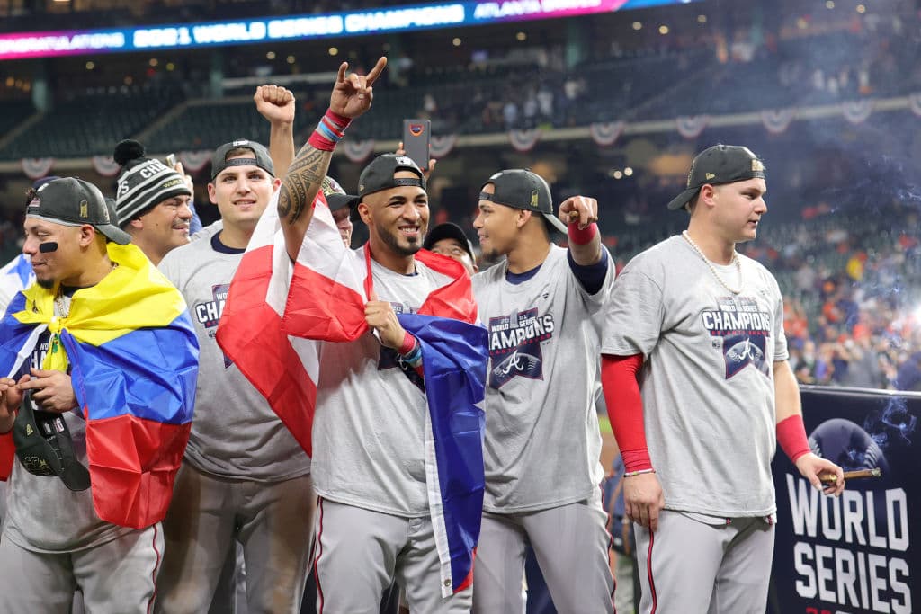 Fiesta en Houston, tras un aplasatante enfrentamiento, jugadores de los Atlanta Braves celebran el cuarto título de Serie Mundial de la franquicia.