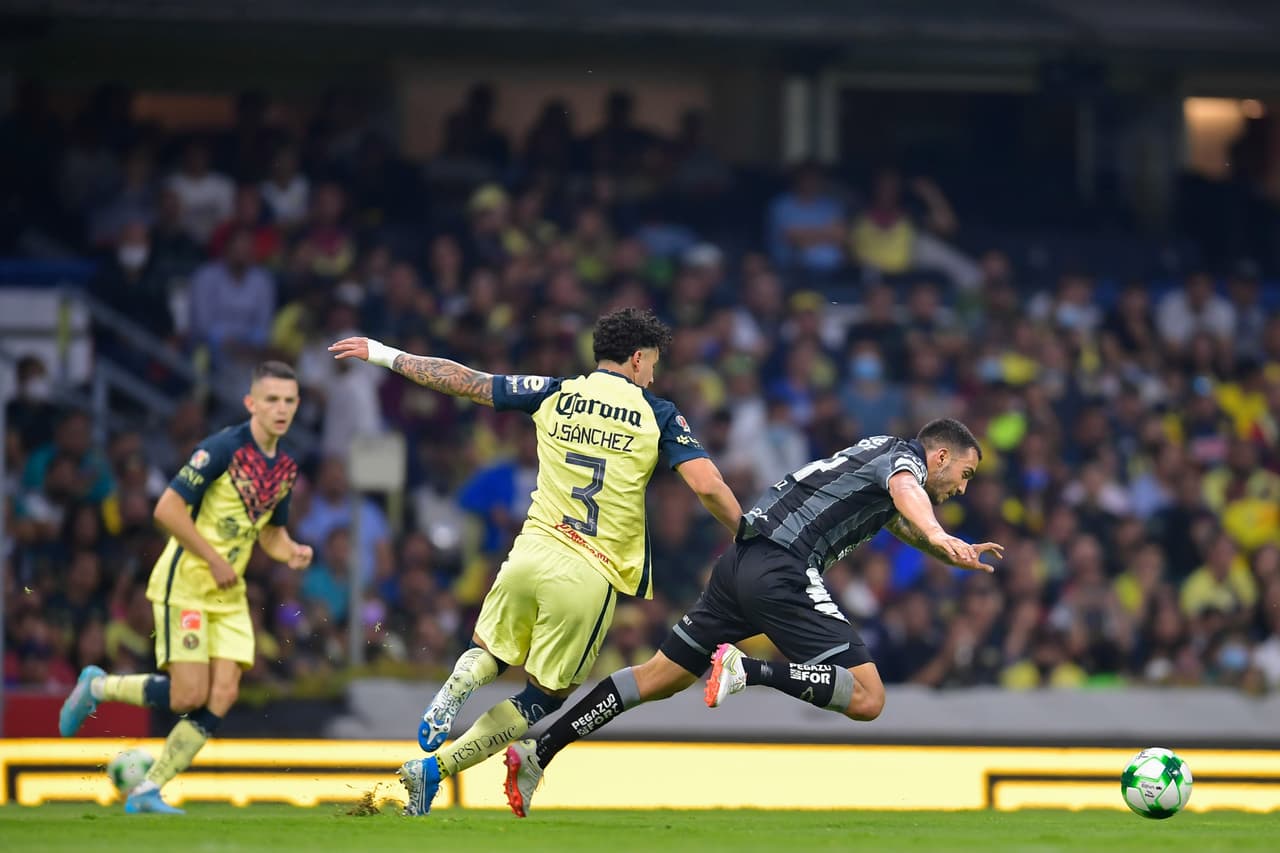 El primer tiempo careció de emociones, ya que ambos eequipos se dedicaron a meter mucha gente en el medio campo, neutralizando todo tipo de contragolpes y llegadas.