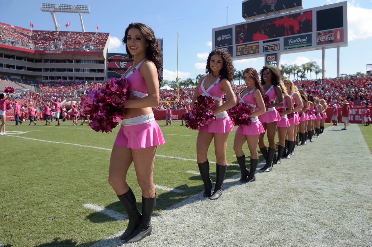 Esta porrista de los Tampa Bay Buccaneers te deslumbrará con esos bellos ojos y hermosa silueta.