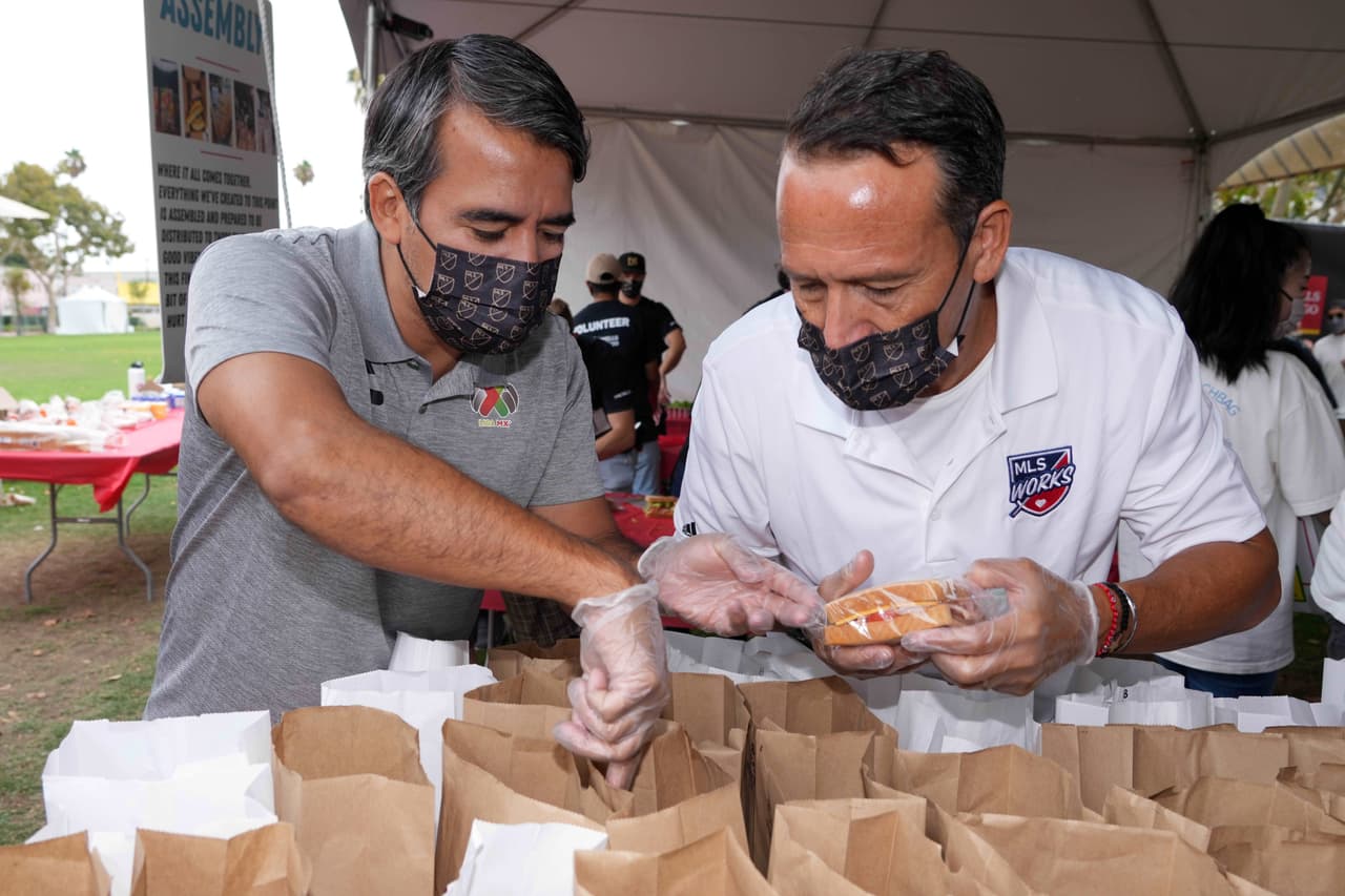 Todos colaboraron para empacar 1500 comidas frescas destinadas a individuos que atraviesan por inseguridad alimentaria en el área de Los Ángeles.
<br>