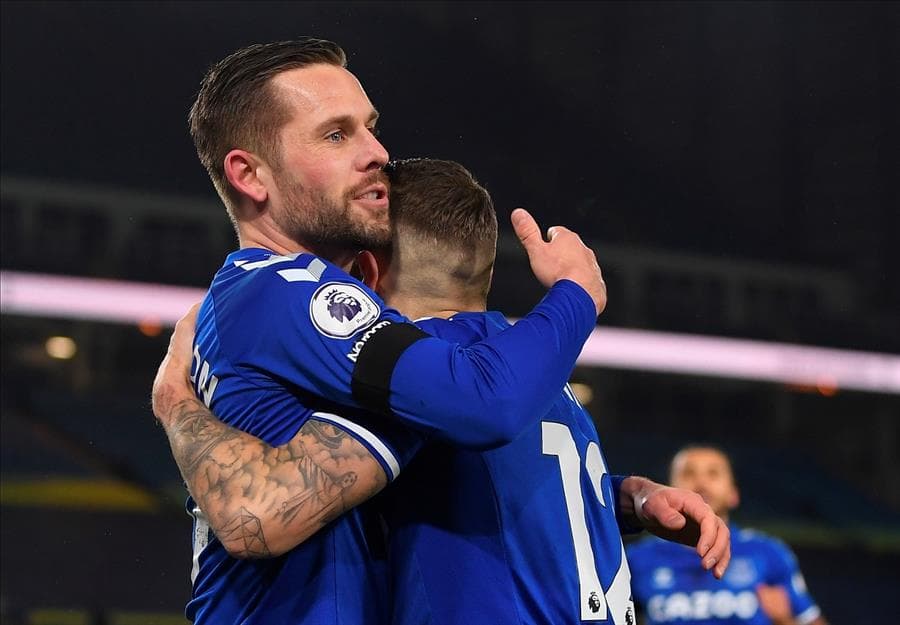 Everton corta la racha ganadora del Leeds y se impone 2-1. Sigurdsson y Dominic Calvert-Lewin anotaron para los azules, y el gol del honor fue por parte de Raphinha en la Jornada 22 de la Premier League.
