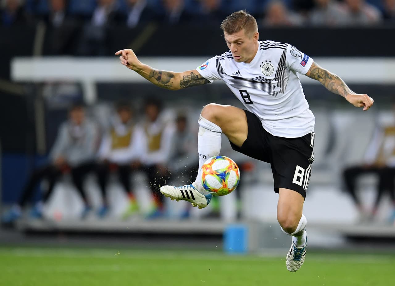 Alemania vencía 1-0 tras un gran primer tiempo pero Holanda mejoró con los cambios de Koeman y remontó en la segunda parte. Frenkie de Jong, Donyell Malen, Georginio Wijnaldum y un autogol de Jonathan Tah permitieron la remontada frente a los germanos que se adelantaron con gol de Gnabry y recortaron distancias gracias al penal bien ejecutado por Toni Kroos.