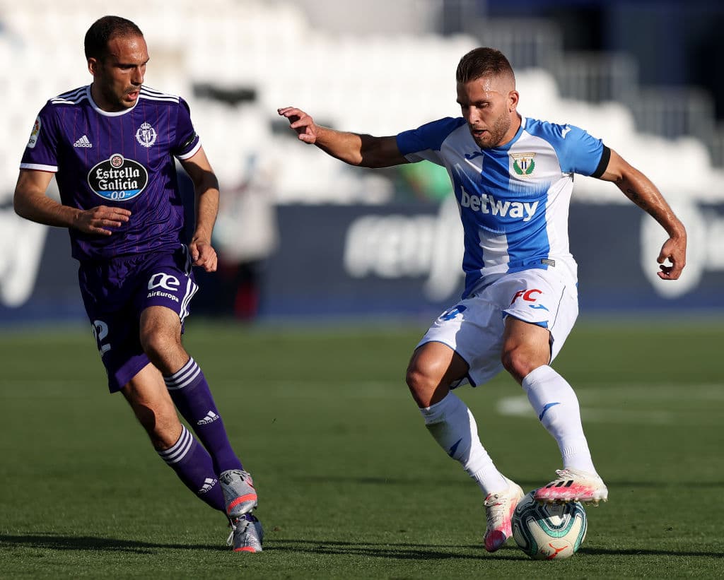 Kevin Rodrigues realiza un hermoso recorte que deja fuera de la jugada a Nacho Martinez