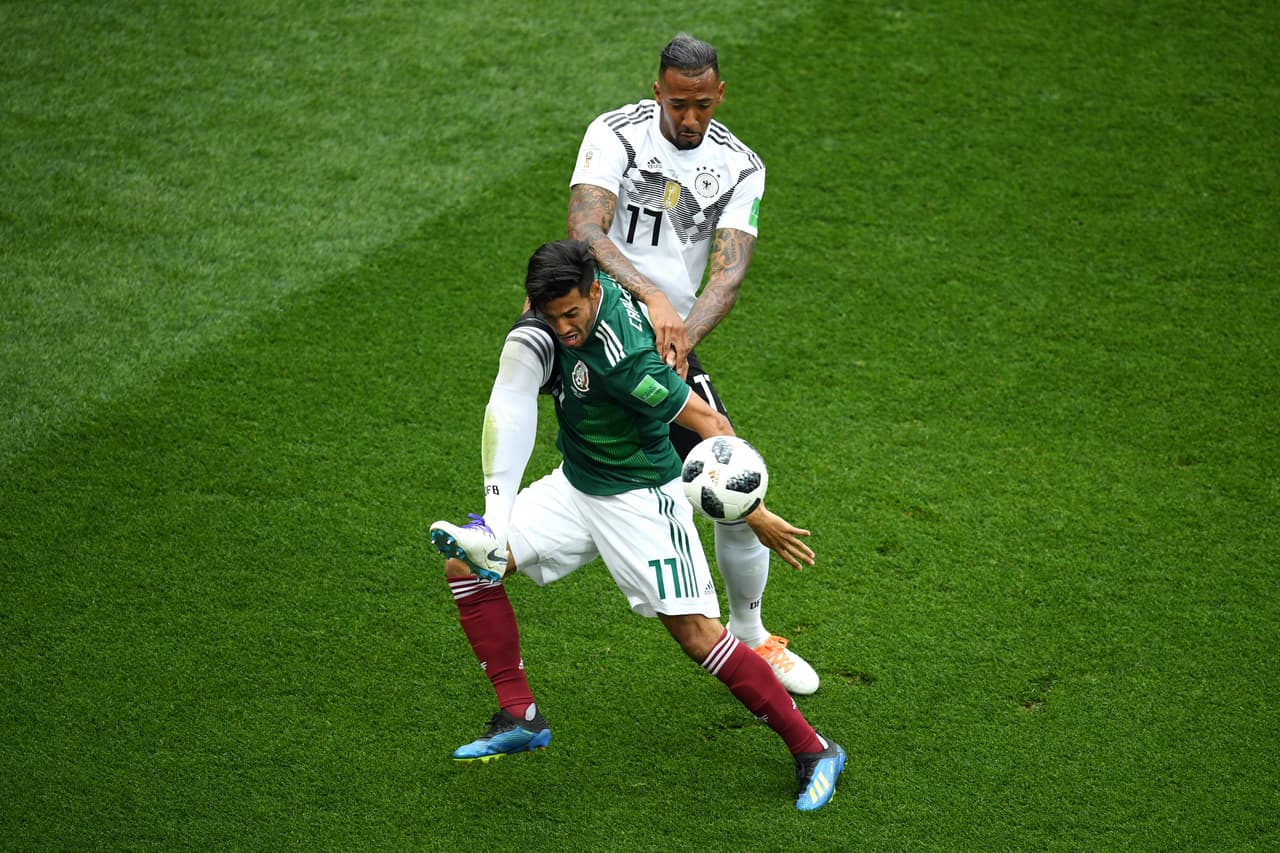 Carlos Vela cumplió una doble función en el contragolpe y en la marca en la salida de Toni Kroos, algo que marcó buena parte del juego.