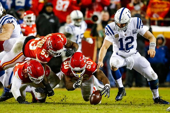 <b>Tercer cuarto:</b>¡Balón suelto recuperado! Dee Ford golpea el brazo de Andrew Luck y Justin Houston le devuelve la posesión a su equipo cuando los Colts estaban en zona roja.
<b> (Chiefs 24-7 Colts)</b>