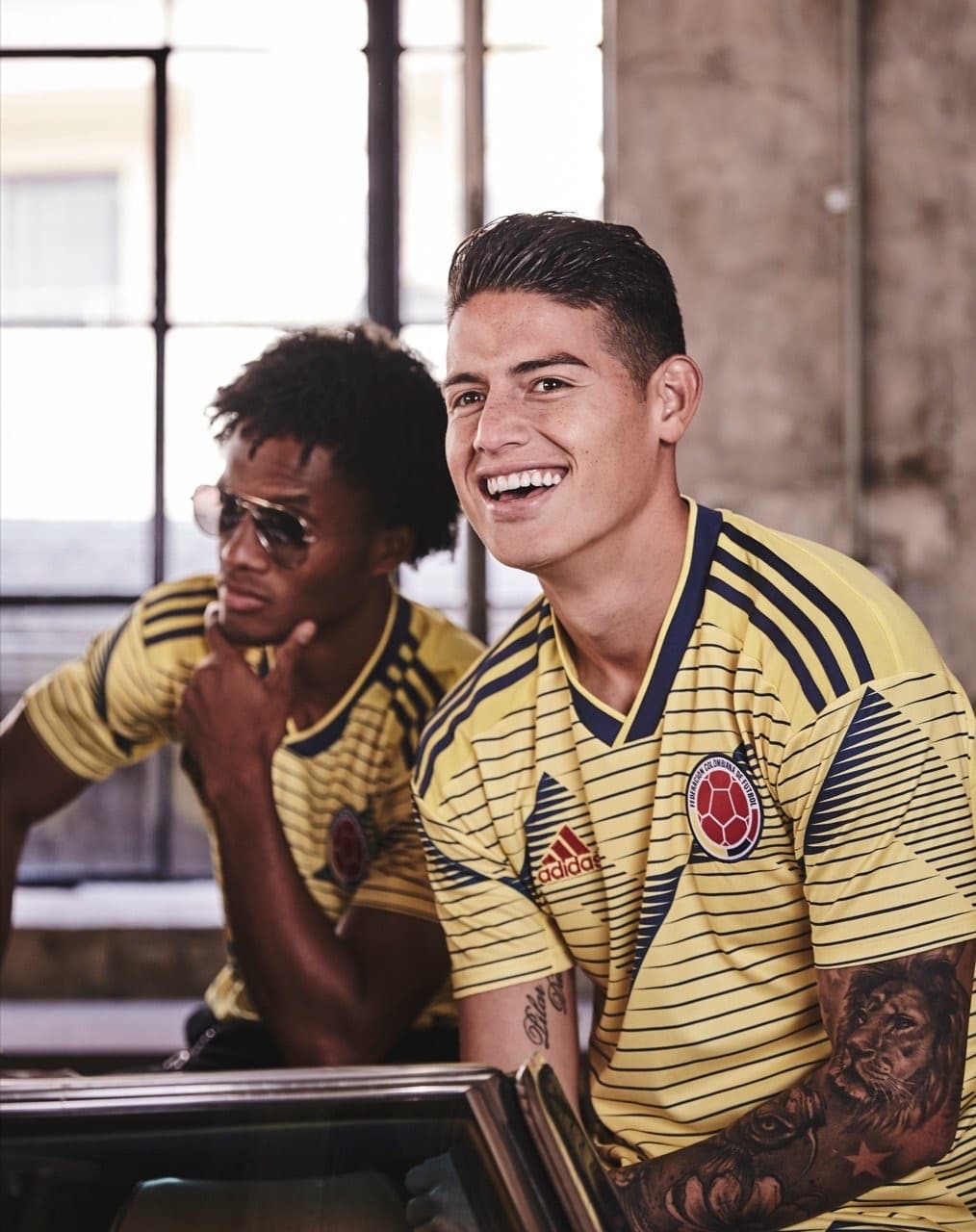 ¡Alegría! Este martes la marca alemana hizo oficial la nueva playera con la que Colombia enfrentará los próximos amistosos ante Japón y Corea del Sur, así como la Copa América 2019, con unas particulares fotografías con protagonismo de James Rodríguez, David Ospina, Juan Guillermo Cuadrado, Wilmar Barrios y Santiago Arias.