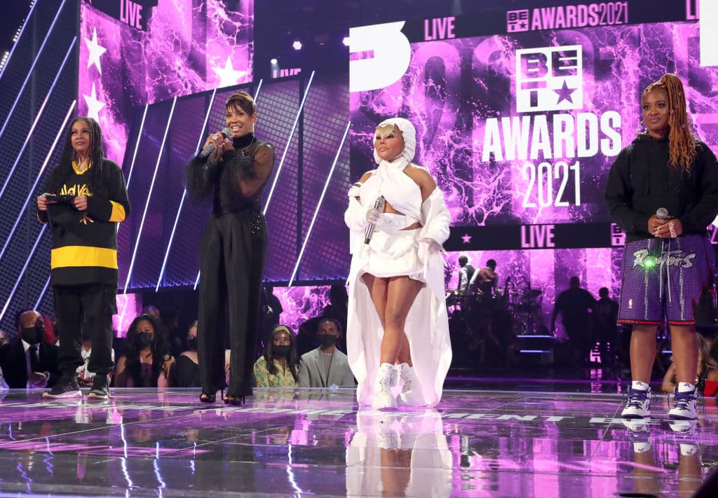 La premiación tuvo un cartel que incluyó a varias mujeres que tuvieron un gran impacto cultural el año pasado.