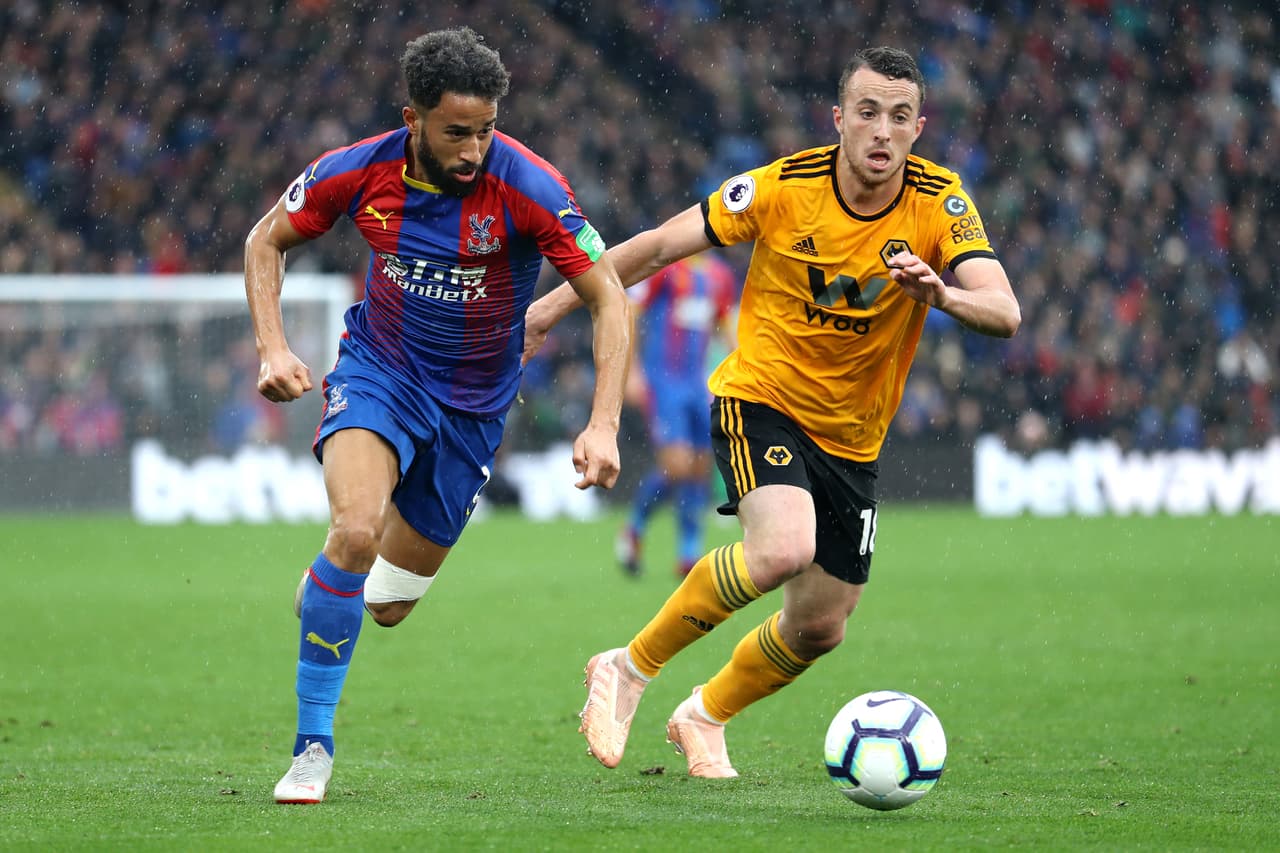 Andros Townsend buscaba llevar peligro al área visitante por la bana derecha y de hecho lo conseguía.