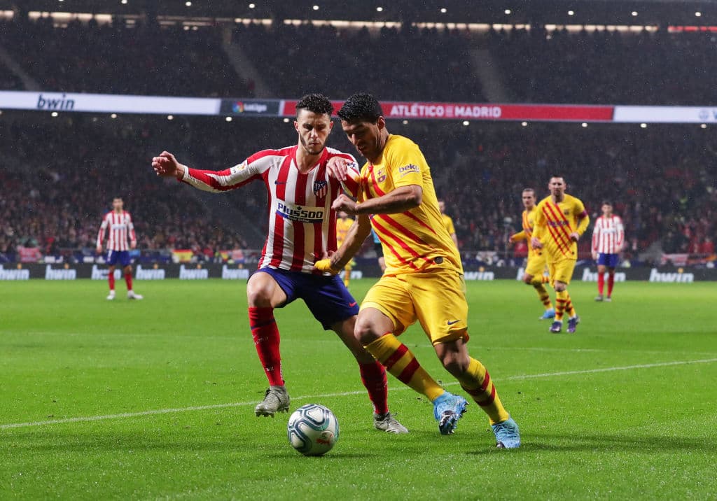 Luis Suárez desborda por la banda pero no puede mandar el centro.