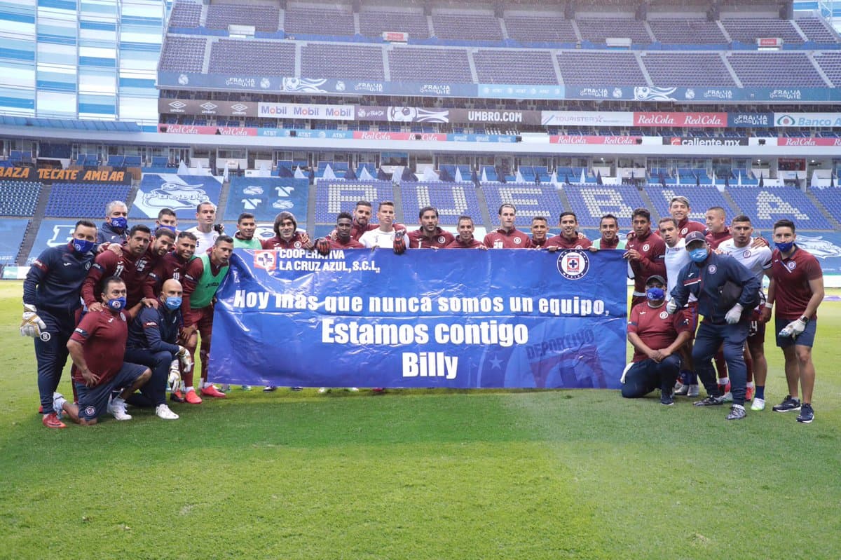 El equipo de Cruz Azul sacó una manta en apoyo a Billy Álvarez previo al encuentro del Puebla.