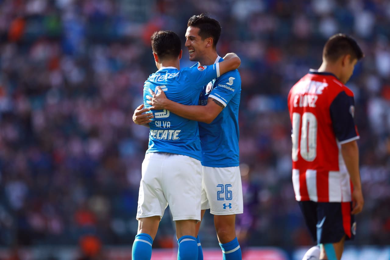 Cruz Azul rompió su mala racha sin triunfos a costa de acabar con el invicto de Chivas. La 'Máquina' venció 2-1 a Guadalajara en la jornada 15, aunque el 'Rebaño Sagrado' estaba casi asegurado en la Liguilla.