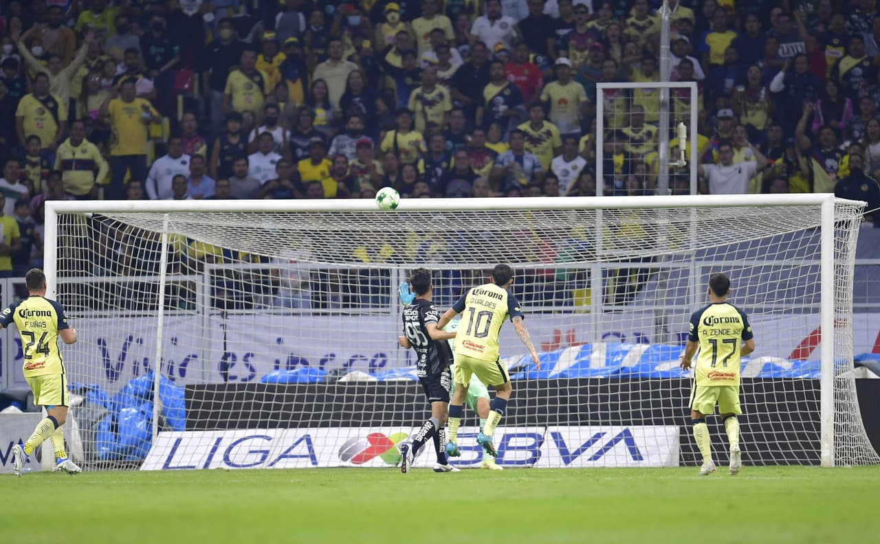 Hasta que al 54', Diego Valdés abrió el marcador para hacer explotar al Azteca. Sin embargo, su tanto terminó en el empate que por el momento deja fuera al América de la Final.