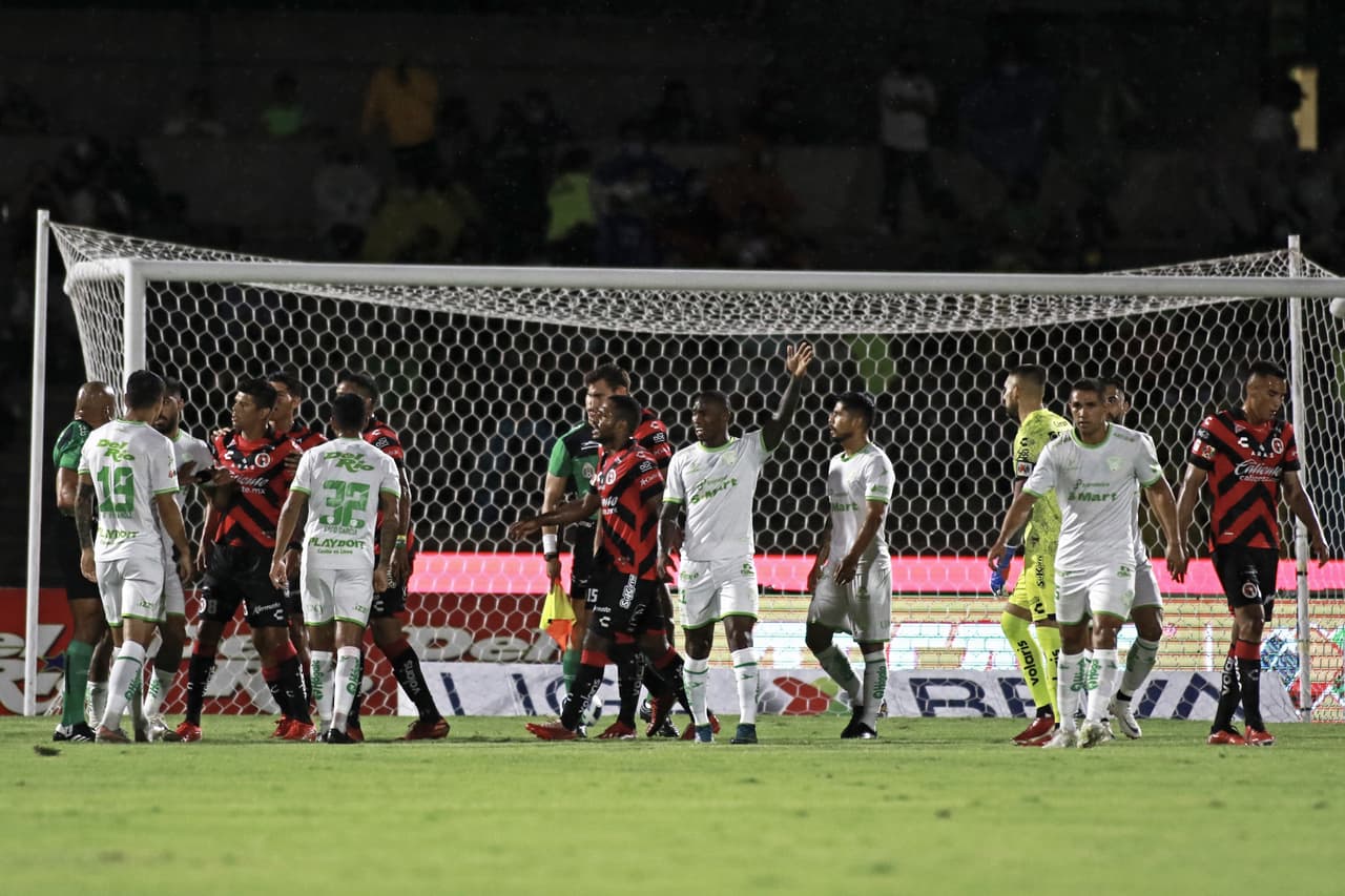 Los Bravos dejaron ir el empate minutos después cuando Gustavo Velázquez falló un cabezazo de trámite en el área.