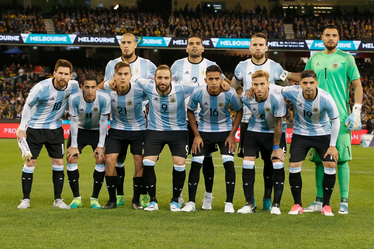 La Argentina de Sampoli lo hizo con: Sergio Romero; Nicolás Otamendi, Jonathan Maidana, Gabriel Mercado; José Gómez, Lucas Biglia, Éver Banega; Lionel Messi, Paulo Dybala, Ángel Di María; Gonzalo Higuaín.