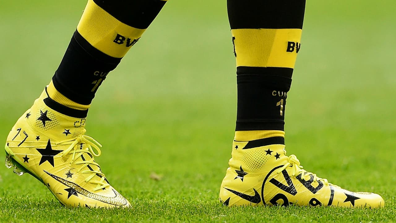 La temporada pasada, también en un juego ante el Schalke –así como el de este fin de semana– usó unas botas Nike con el escudo del Borussia, lo que tampoco cayó muy bien entre el equipo y Puma.
