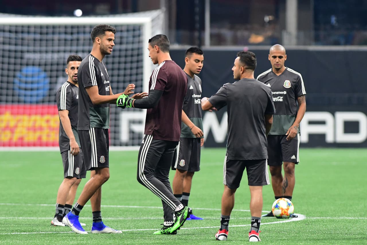 La Selección Mexicana de Fútbol se 'mojó los pies' en la fastuosa casa de los Atlanta Falcons y del Atlanta United, el Mercedes-Benz Stadium, donde jugará este miércoles ante su similar de Venezuela, un partido que sirve a ambos escuadrones de cara a sus compromisos del verano, como la Copa Oro y la Copa América, respectivamente. Así se entrenaron los jugadores del Tri bajo las órdenes de Gerardo 'Tata' Martino en Atlanta esta tarde de martes.