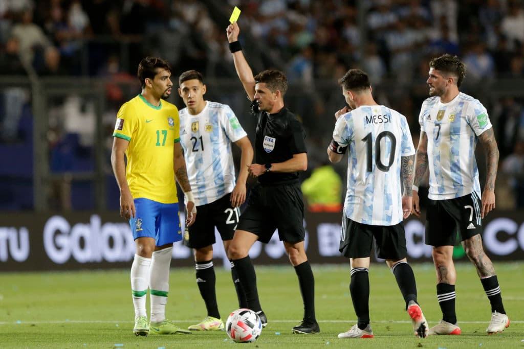 Argentina no logra demostrar su futbol en casa y Brasil se queda a centímetros de robarles los piuntos en el empate 0-0.