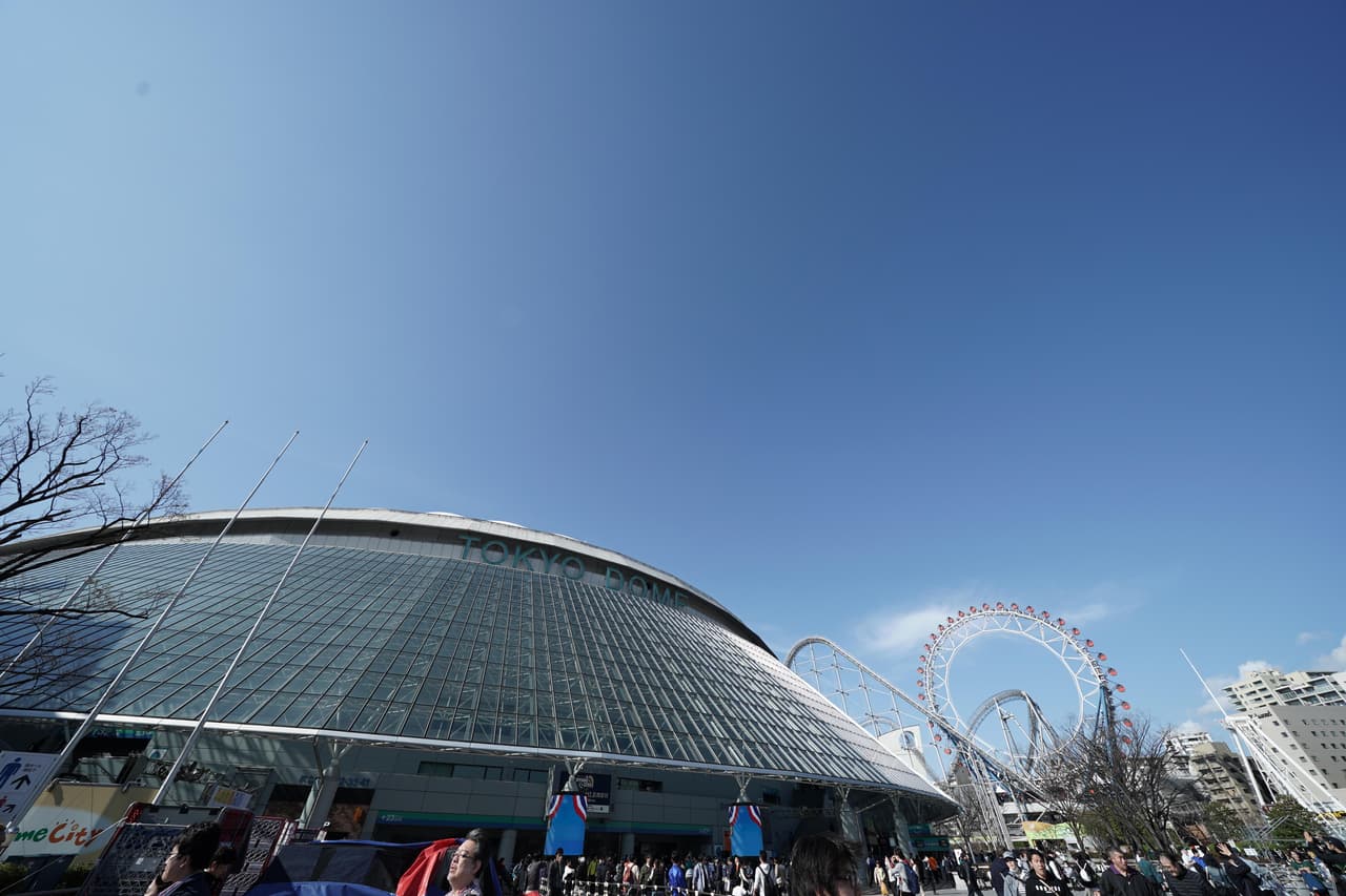 El Tokyo Dome se vistió de gala para una jornada especial de béisbol de la MLB y japonés, con el retiro de Ichiro Suzuki. Además de los miles de aficionados que colmaron las tribunas y no dejaron de apoyar, también estuvieron exjugadores como Keb Griffey (Mariners) y Kaiichi Yabu (Athletics), así como el Jim Mullen, CEO de MGM Resorts.