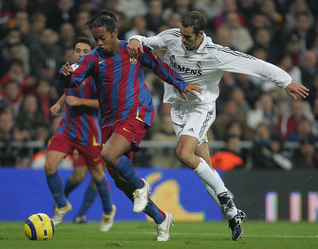 Ronaldinho tomó las riendas del Barça e hizo añicos la defensa blanca. Ningún jugador blanco lo pudo frenar.