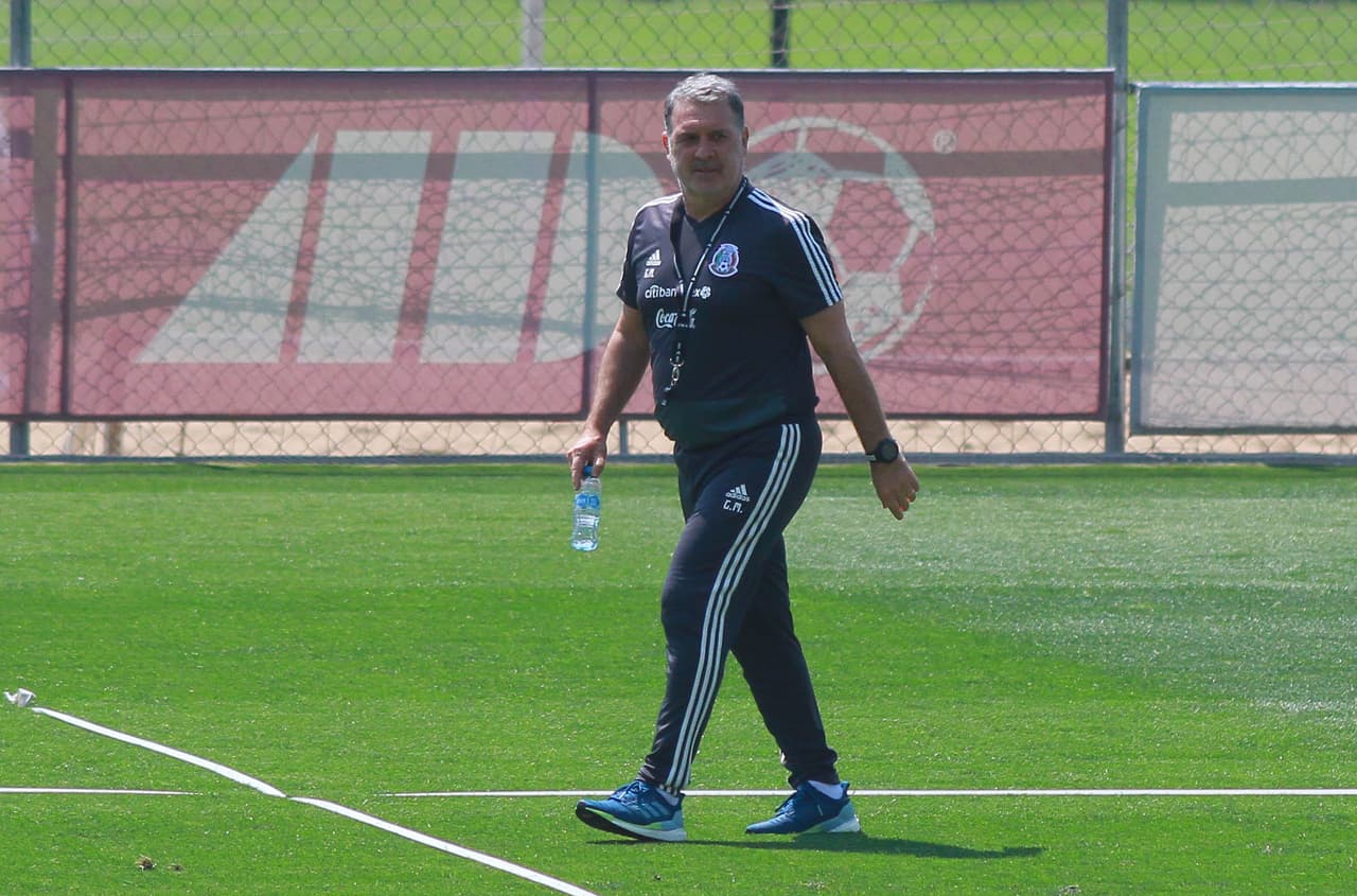 La Selección Mexicana de fútbol continuó con su preparación de cara a su primer duelo de la Copa Oro de la Concacaf que se realizará el próximo 15 de junio en el Rose Bowl de Pasadena, California, ante la Selección de Cuba en el debut de Gerardo 'tTata' Martino en una competencia internacional oficial al mando del Tricolor. Así se prepararon hoy los seleccionados.