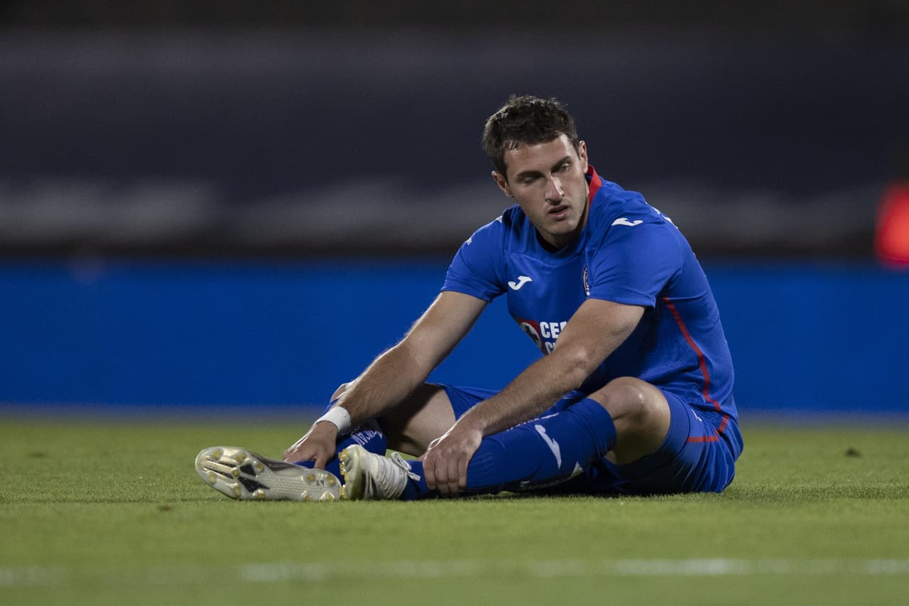 Jugadores del deportivo Cruz Azul se lamentan luego de ser el primer equipo que es eliminado luego de una haber obtenido una asombrosa ventaja de 4-0 en la ida de las semifinales.