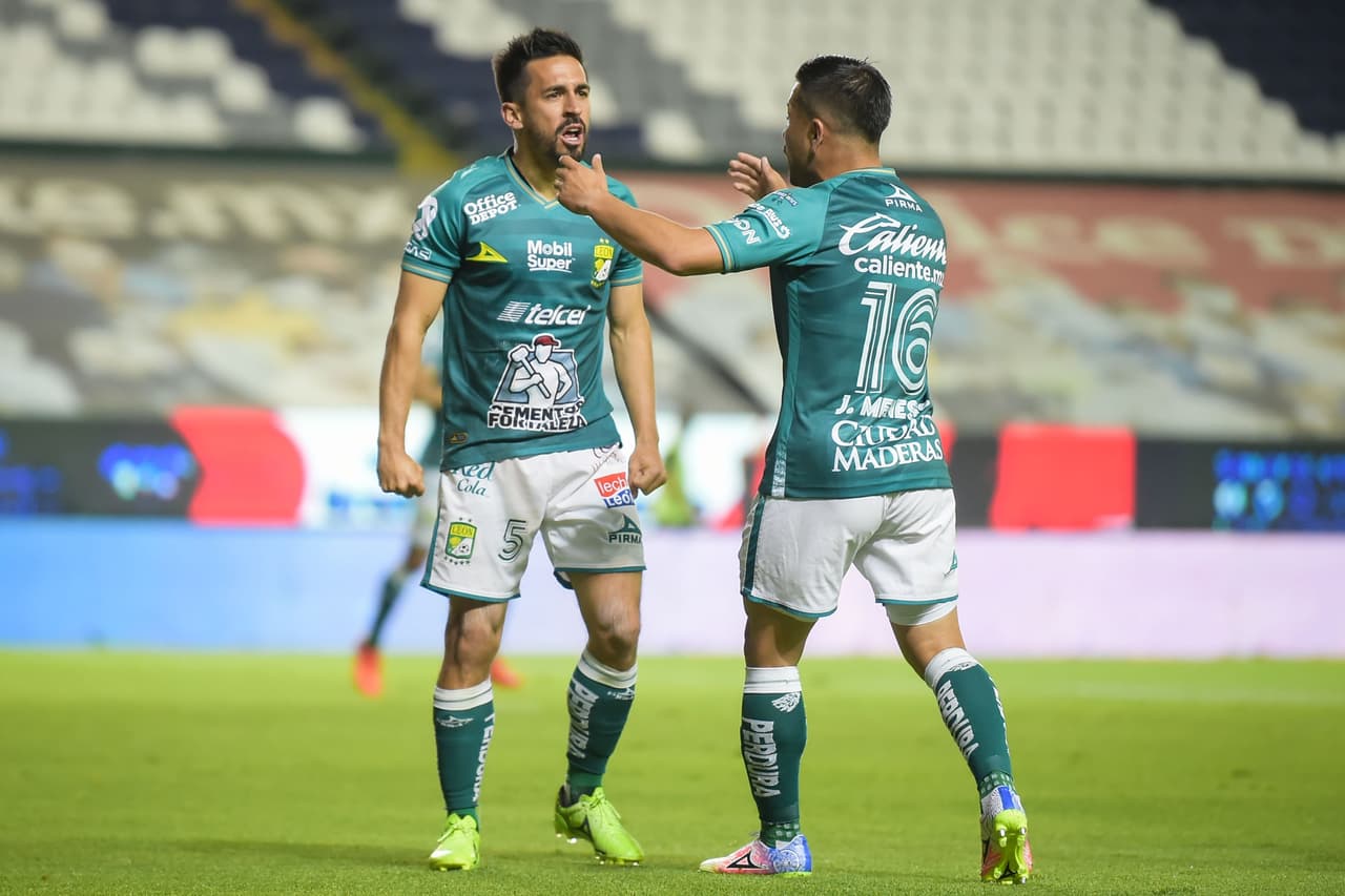 Maximiliano Perg (5’) clavó un autogol que adelantó al León y Ángel Mena (30’) creció la ventaja. George Corral salió expulsado a los 51’ de juego.