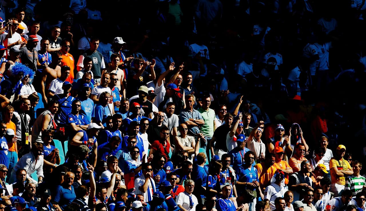 Yugoslavia todavía jugó bajó ese nombre el mundial Francia 1998, pero para Alemania 2006 su nombre oficial era
<b>Serbia y Montenegro. </b>Ese mismo año los dos países se separaron.