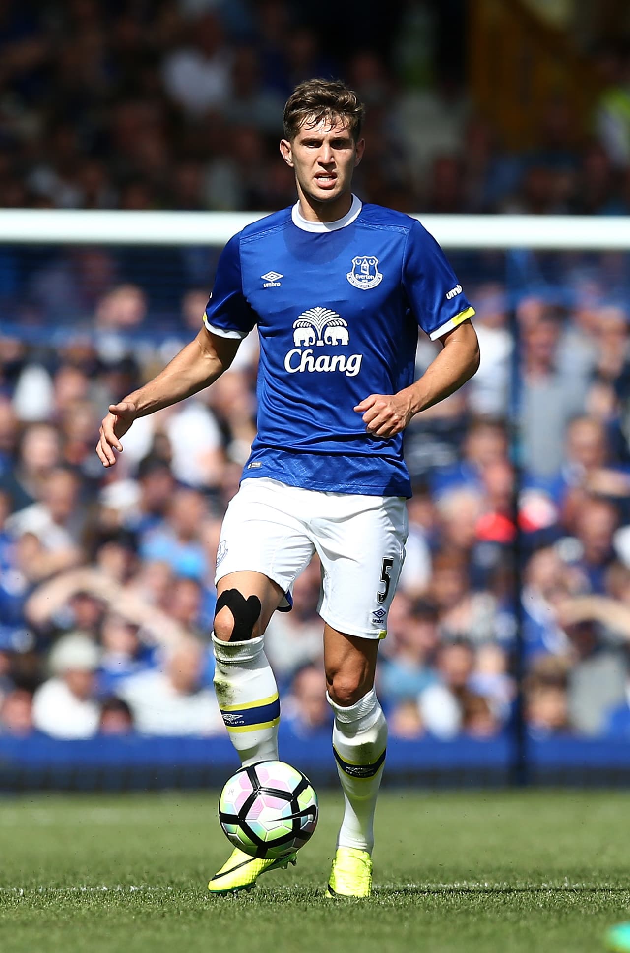 El Manchester City fichó al defensa inglés John Stones por seis años