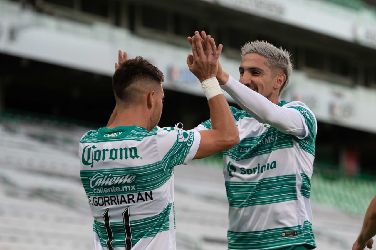 Fernando Gorriarán saca un muy potente disparo qye deja sin opciones a Toño Rodríguez.