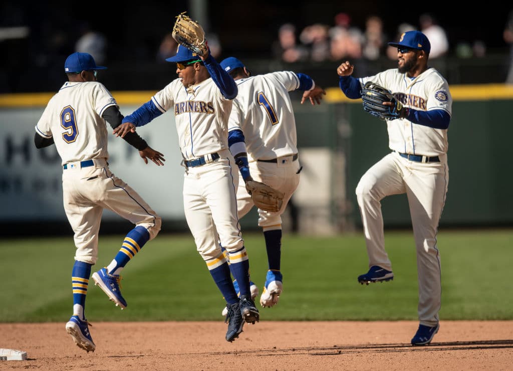 Así festejaron los Mariners luego de capturar su quinta victoria de la joven temporada, no pudieron empezar de mejor forma, al hacer ver mal a los campeones Red Sox con poder en el madero.
