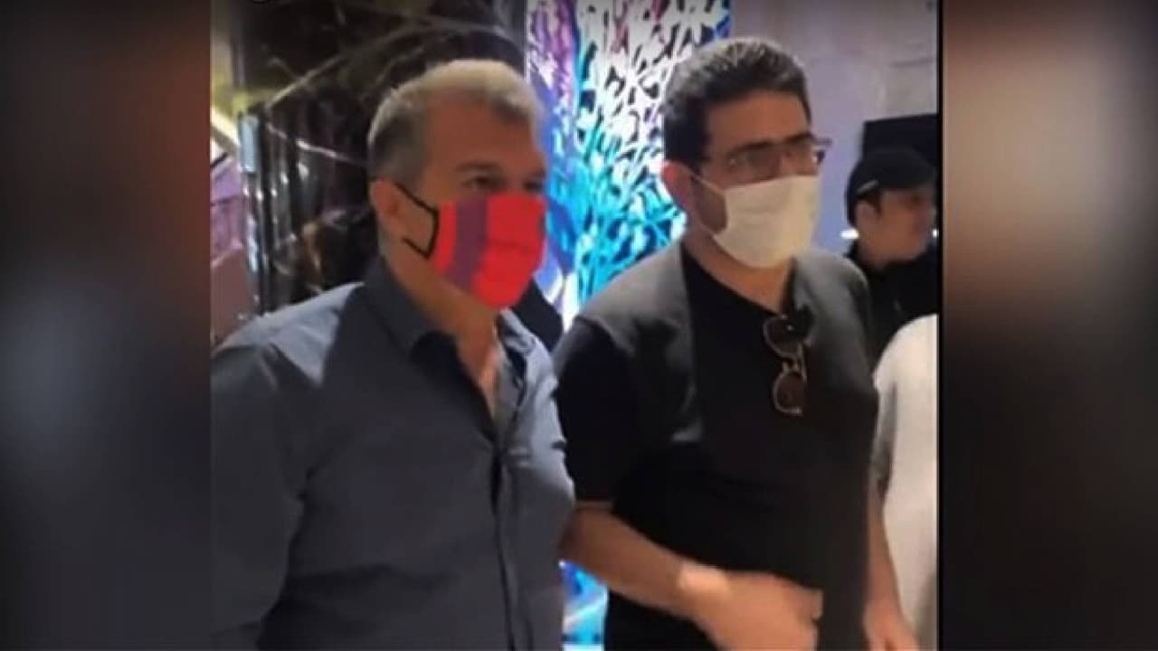 El presidente del Barcelona fue asediado por los aficionados en el hotel de concentración donde disputaron la Supercopa.