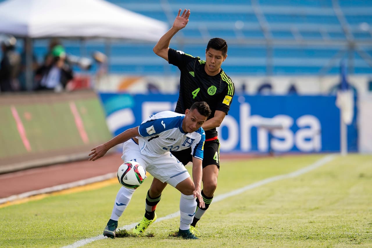 Hugo Ayala: El zaguero expuso a México a recibir un gol en contra en varias oportunidades por calcular mal el bote del esférico o despejando de mal forma la bola en su zona baja. Calificación 6.