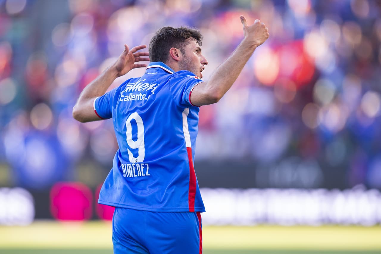 Julián Quiñones pasó de héroe a villano en cuestión de minutos, pues marcó el gol para empatar 2-2 en el tiempo reglamentario, pero voló el último cobro en los penales para darle el triunfo a Cruz Azul.