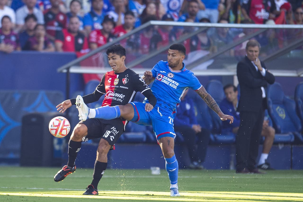 Julián Quiñones pasó de héroe a villano en cuestión de minutos, pues marcó el gol para empatar 2-2 en el tiempo reglamentario, pero voló el último cobro en los penales para darle el triunfo a Cruz Azul.