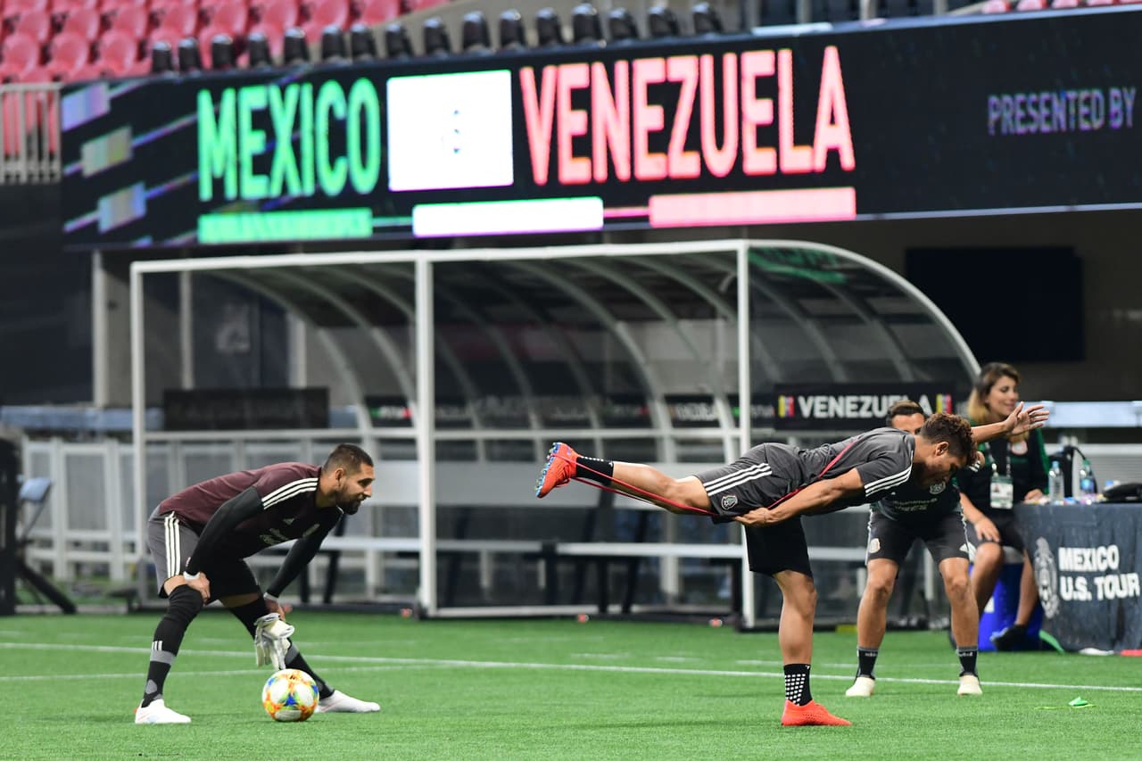 La Selección Mexicana de Fútbol se 'mojó los pies' en la fastuosa casa de los Atlanta Falcons y del Atlanta United, el Mercedes-Benz Stadium, donde jugará este miércoles ante su similar de Venezuela, un partido que sirve a ambos escuadrones de cara a sus compromisos del verano, como la Copa Oro y la Copa América, respectivamente. Así se entrenaron los jugadores del Tri bajo las órdenes de Gerardo 'Tata' Martino en Atlanta esta tarde de martes.