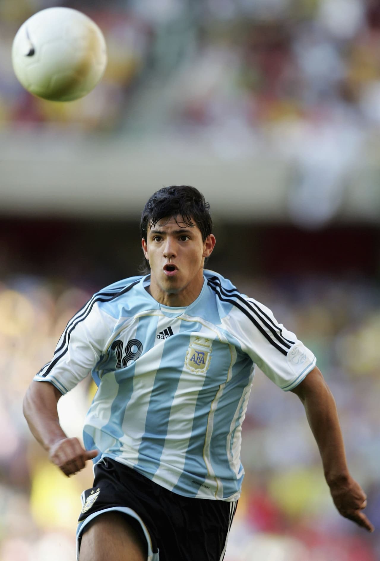 Sergio ‘Kun’ Agüero, con 15 años cumplidos hizo su debut con el Independiente en su natal Argentina.