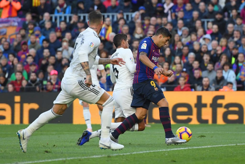 Al minuto 27 el defensa francés Raphael Varane (centro) derribó en el área a Luis Suárez (derecha) pero el árbitro no sancionó penal.