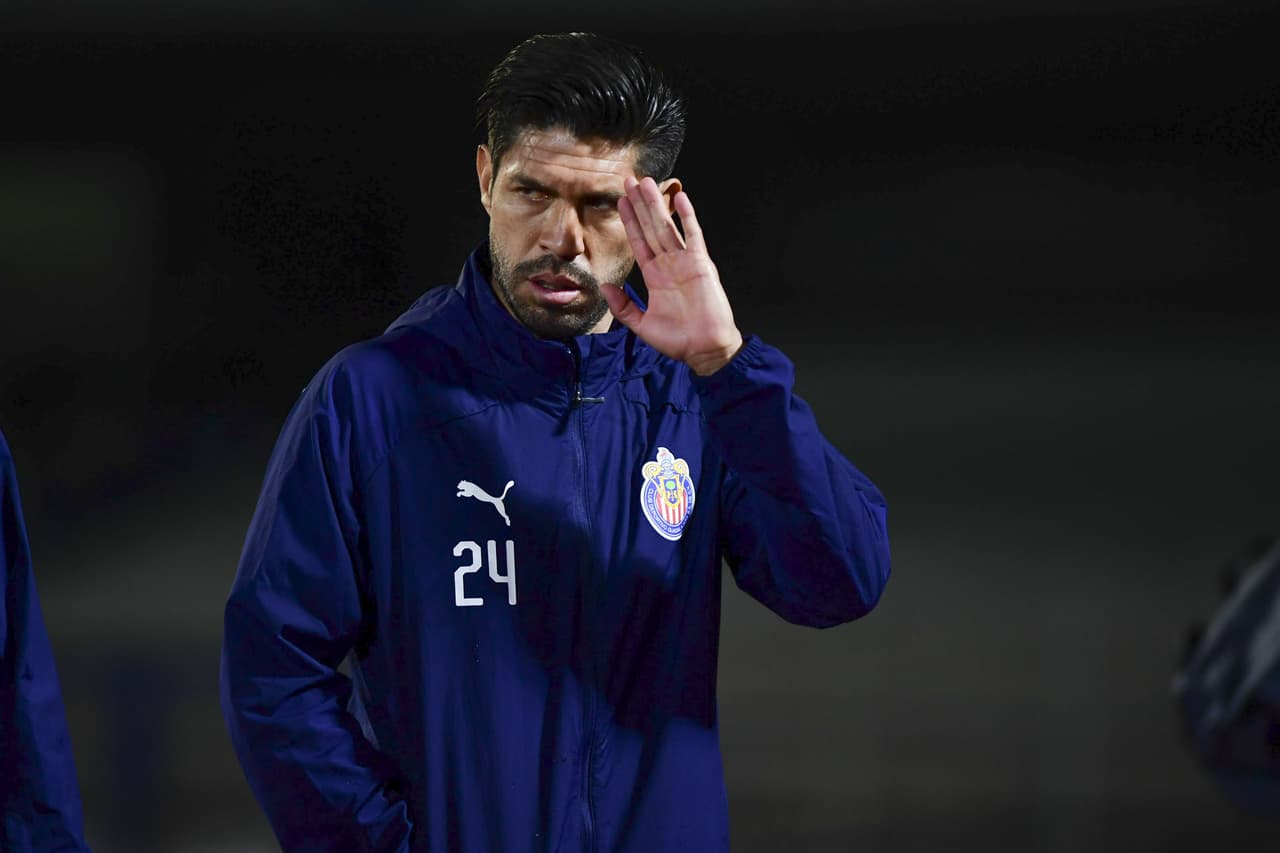 Oribe Peralta apareció en la cancha de CU y saludó a algunos de sus excompañeros azulcremas.