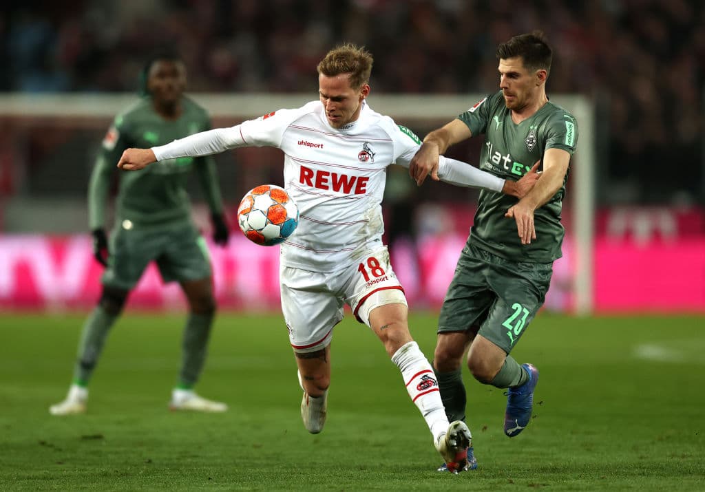 FC Koln sorprende al Borussia Moenchengladbach y les pegan 4-1, Augsburg le roba la victoria al Hertha en el último minuto y empatan 1-1, Hoffenheim no se toca el corazón y golean 3-6 al Greuther Furth, Bochum remonta el Freiburg y se imponen 2-1, en el regreso de Haaland, el Borussia le pega 1-3 al Wolfsburg y el Bayern cierra el día en victoria 1-0 sobre el Arminia Bielefeld.