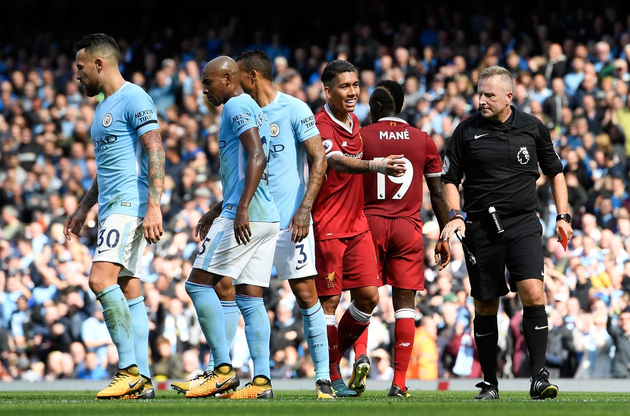 A pesar de su preocupación, Mané también salió de la cancha y dejó a su equipo con 10 jugadores por la expulsión.