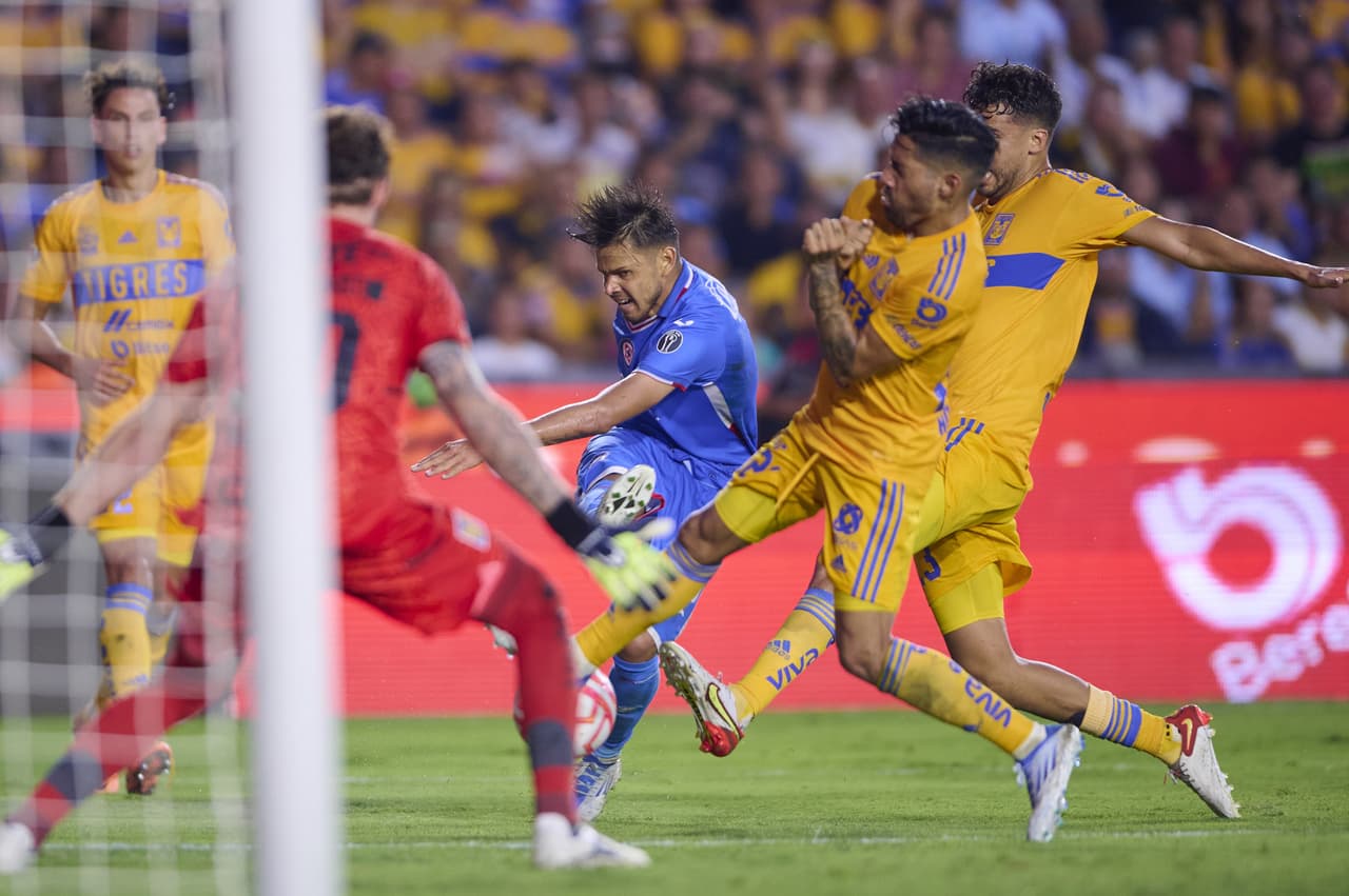 En la agonía del partido Cruz Azul se llevó el triunfo del Universitario de Nuevo León al derrotar a los Tigres.