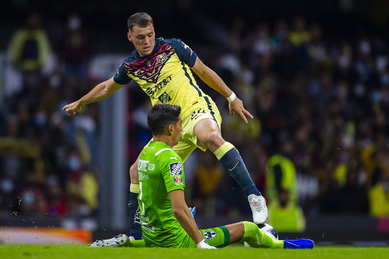 América sacó un empate ante Rayados con polémica inculida.