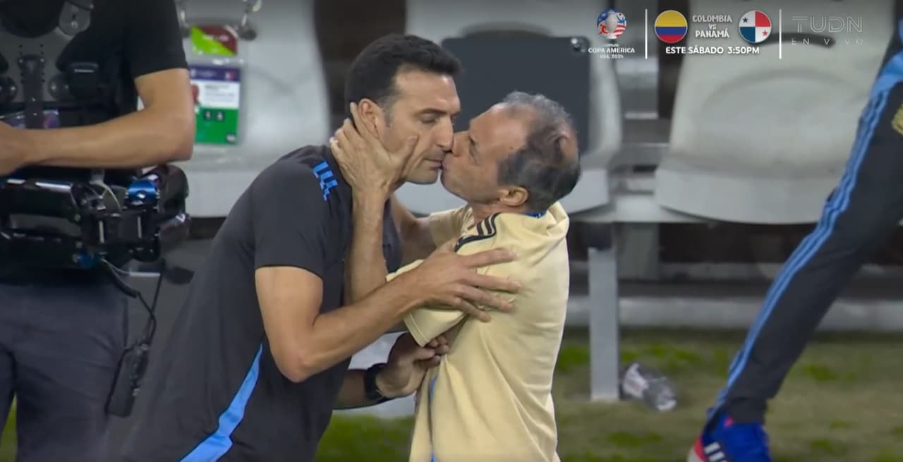 ¡Qué beso! Scaloni recibe tremenda muestra de cariño tras el triunfo de Argentina