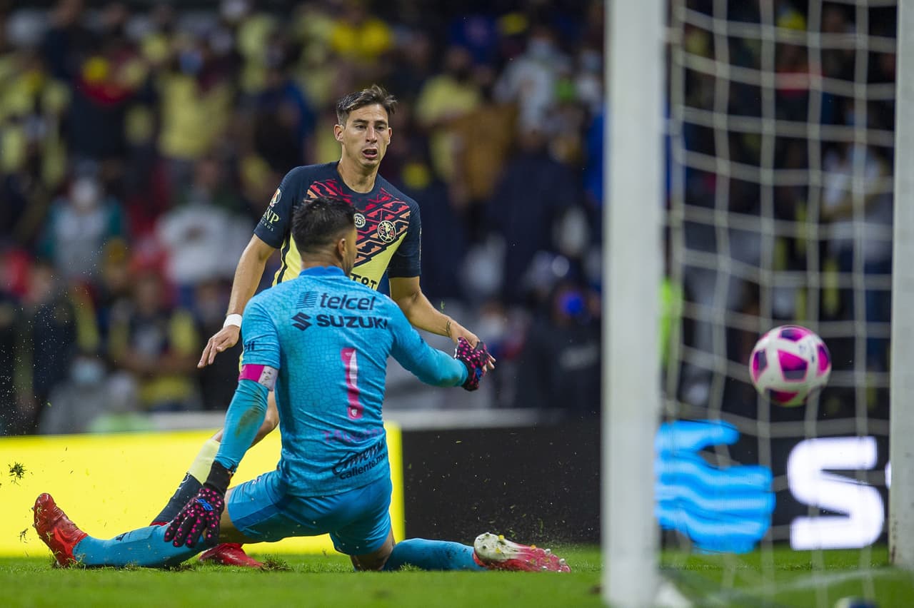 América recuperó el liderato a costa de unos Pumas que cometieron errores costosos y generaron poco en ataque.