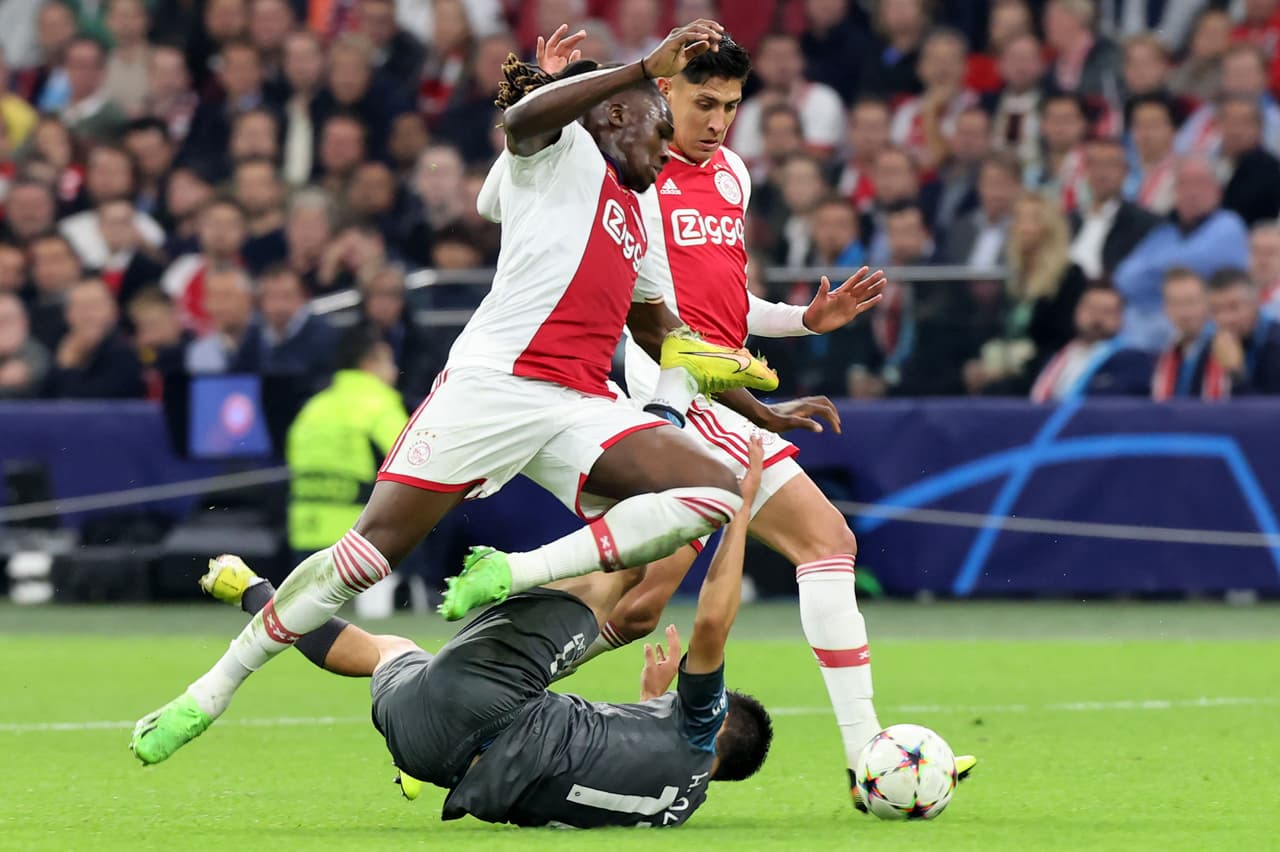 Napoli aplastó al Ajax a domicilio y lleva paso perfecto en la Champions League.