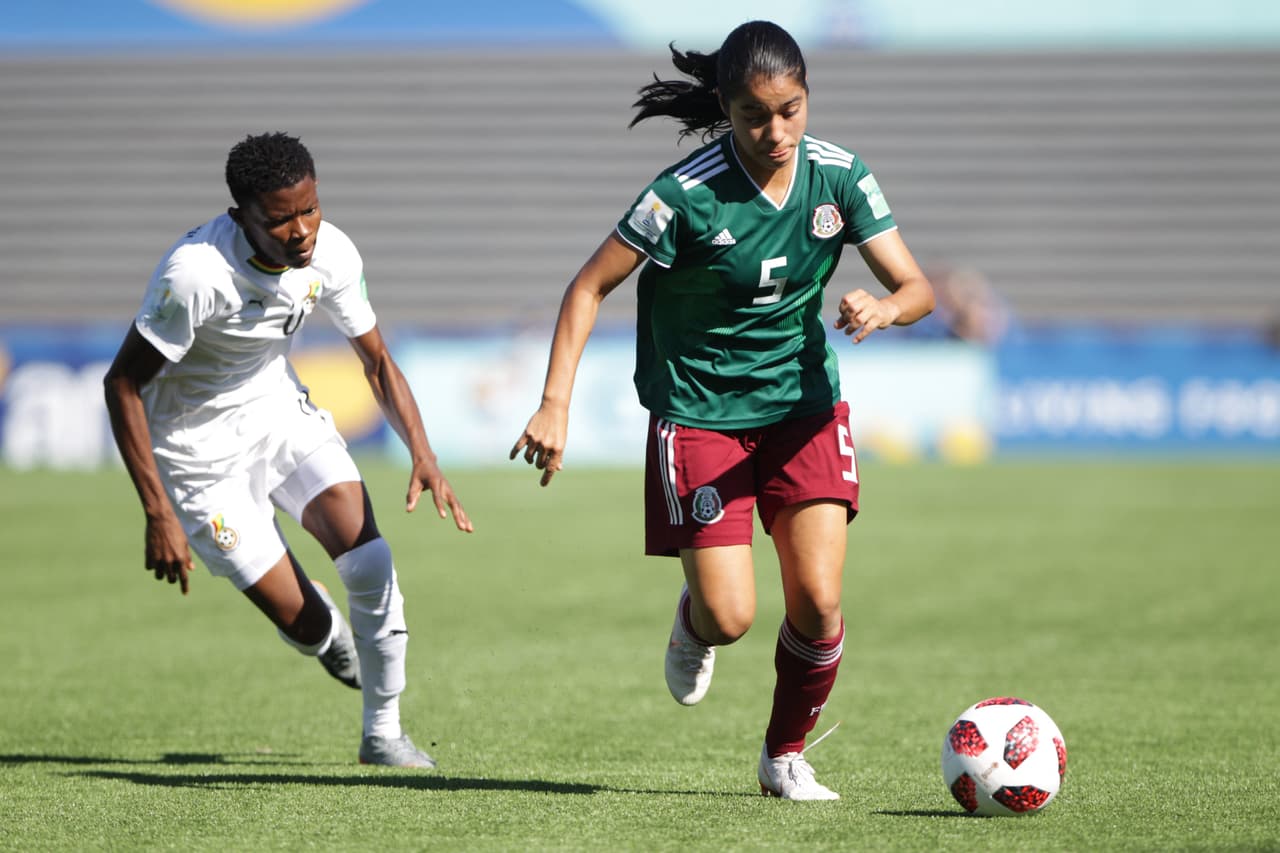 Ximena Ríos (derecha) condujo con criterio el balón, aportand oen la búsqueda del empate y posterior victoria.