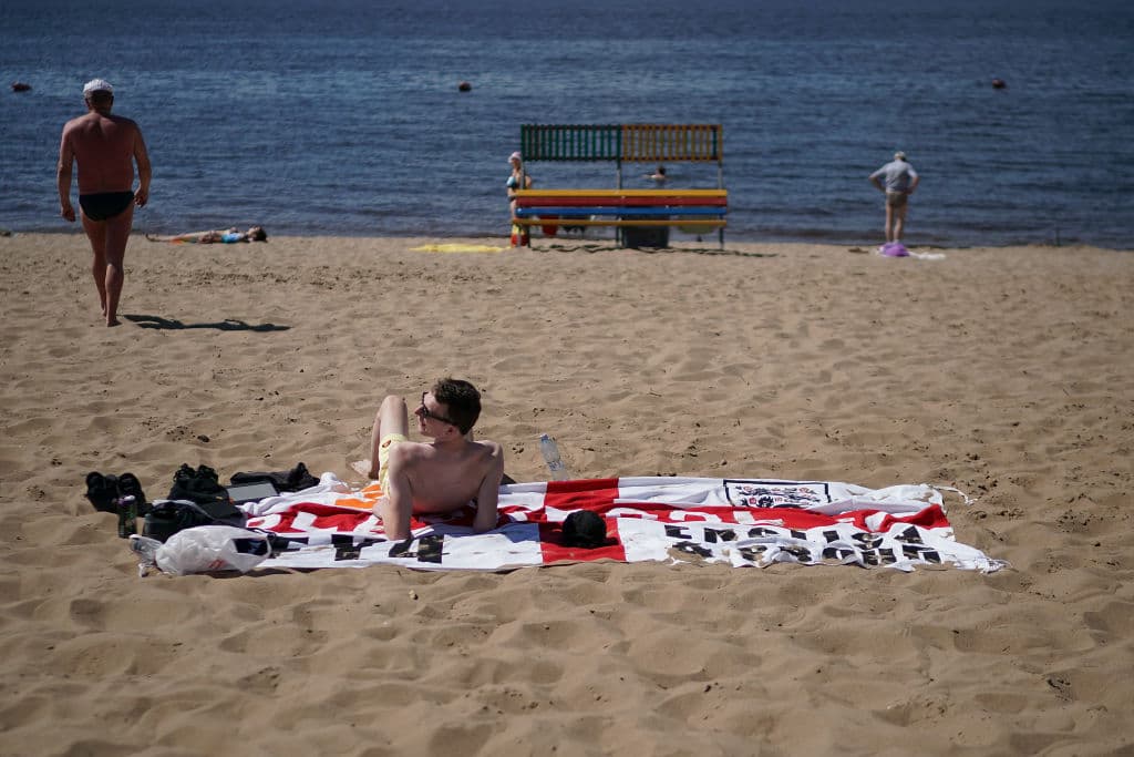 Los fanáticos que se preparan para el duelo entre Inglaterra y Suecia aprovecharon para disfrutar un tiempo de vacaciones en el Río Volga, en Samara, en un día soleado y con la playa.