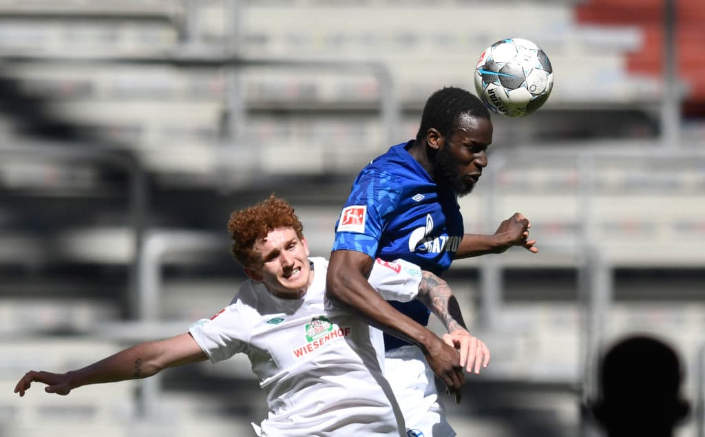 Al 37’ Schalke tuvo el empate, pero el balón se fue desviado del arco.